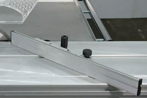 Filato 3200 COMFORT  Упор для угловых резов  В комплекте со станком поставляется упор для угловых резов 